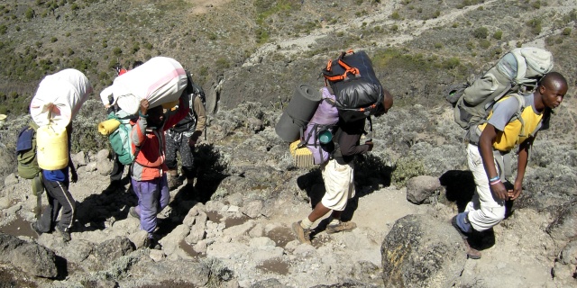 Kilimandzaro – nosiči na Barrancco Wall